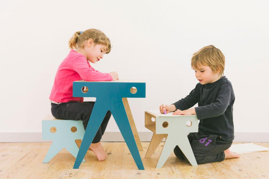 Pupitre y taburetes para niños