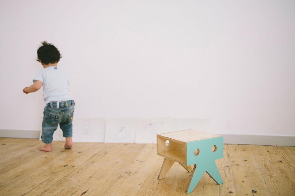 Pupitre y taburetes para niños