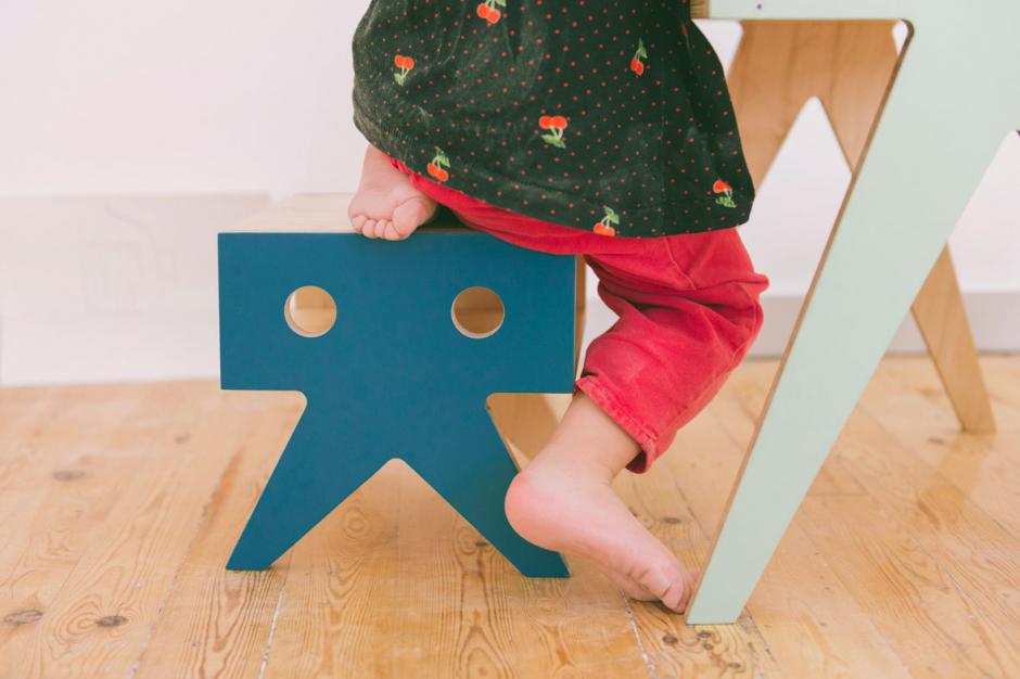 Pupitre y taburetes para niños