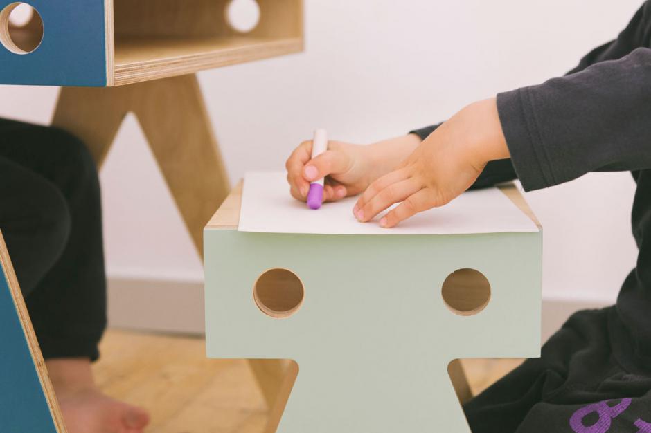 Pupitre y taburetes para niños