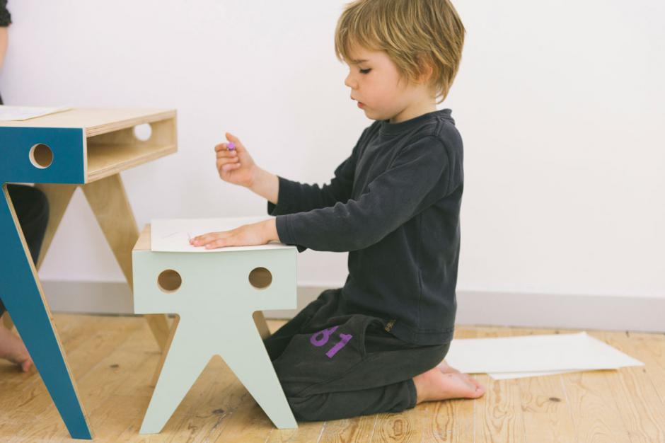 Pupitre y taburetes para niños