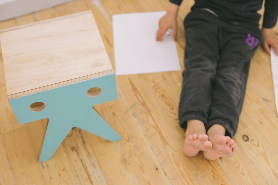 Pupitre y taburetes para niños
