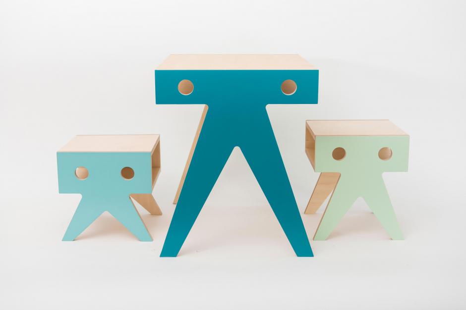 Pupitre y taburetes para niños