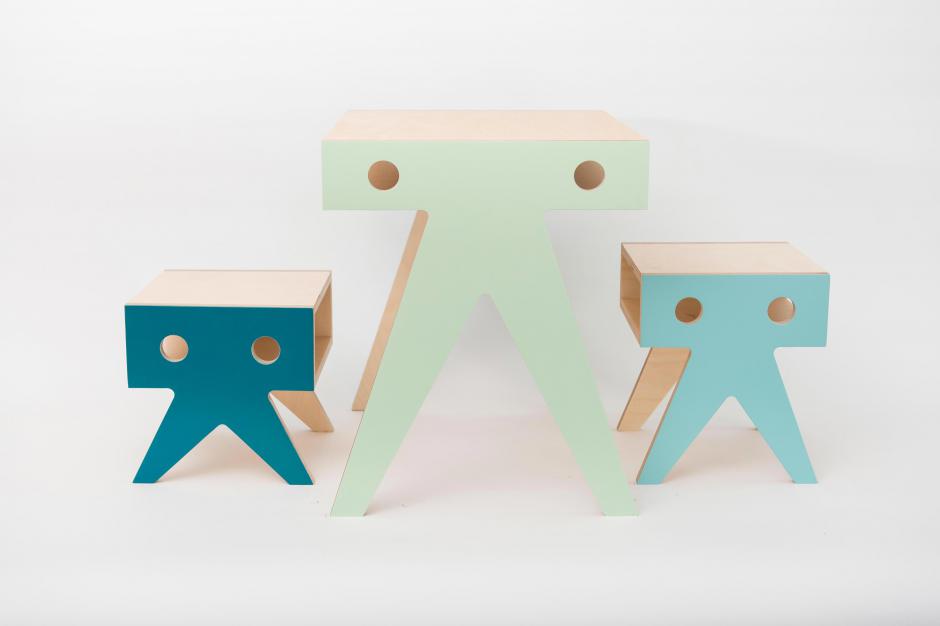 Pupitre y taburetes para niños